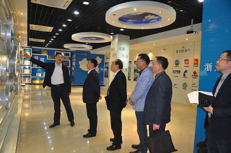 調研組一行參觀公司展廳.jpg 調研組一行參觀公司展廳.jpg